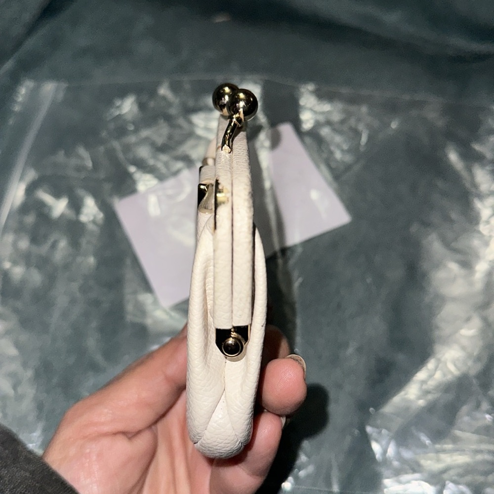 Coach white pebbled leather kisslock coin purse with bow gold hardware damaged - Picture 5 of 6